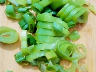 1、牛腩炖土豆,葱切末备用