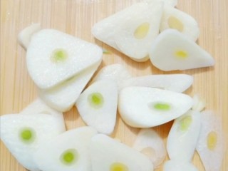 2、牛腩炖土豆,蒜切片备用