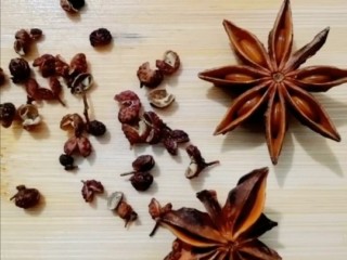 3、牛腩炖土豆,八角和花椒备用