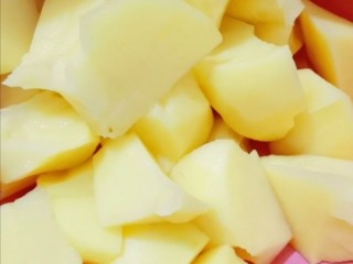 4、牛腩炖土豆,土豆去皮洗净，切滚刀块备用