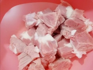 5、牛腩炖土豆,牛肉用清水泡一个小时，清洗两遍