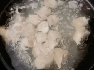 7、牛腩炖土豆,焯出血末