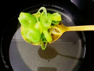 9、牛腩炖土豆,锅烧热，放入食用油，爆香葱花和蒜片