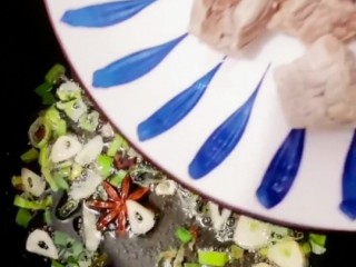 11、牛腩炖土豆,放入牛肉