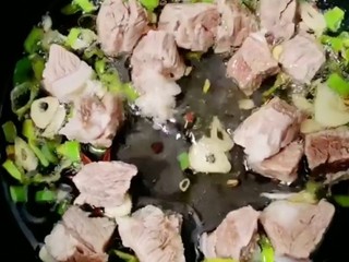 12、牛腩炖土豆,翻炒五分钟