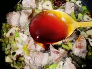 13、牛腩炖土豆,加入一小勺蚝油