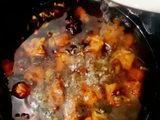 16、牛腩炖土豆,翻炒均匀，加入清水摸过牛肉，倒入压力锅里炖熟