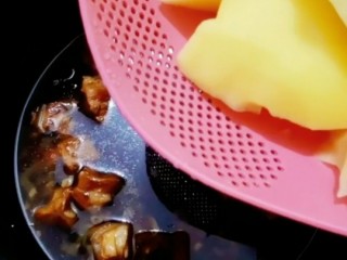 17、牛腩炖土豆,加入在放入土豆块，炖十分钟