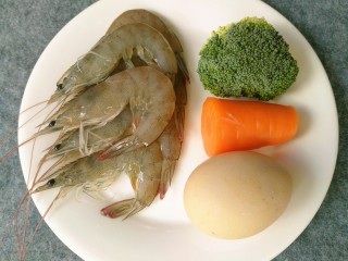 1、鲜虾蔬菜饼,准备好食材。