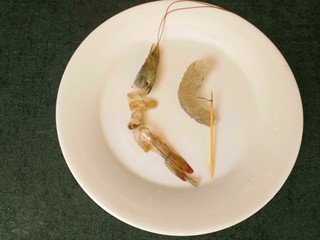 2、鲜虾蔬菜饼,虾去头尾，去壳和虾线，取虾仁。