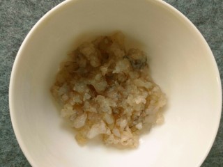 4、鲜虾蔬菜饼,虾仁洗净剁碎。