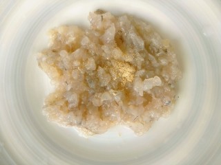 5、鲜虾蔬菜饼,加少许胡椒粉。