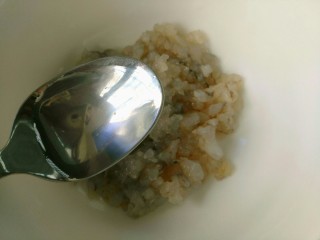 6、鲜虾蔬菜饼,加一勺葱姜水搅拌均匀。