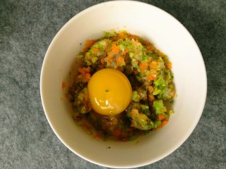 10、鲜虾蔬菜饼,打入一个鸡蛋，朝一个方向不停的搅拌均匀。