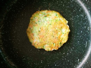 11、鲜虾蔬菜饼,锅中抹一层薄薄的油，取适量虾仁蔬菜碎滩成圆饼，煎至两面金黄即可。