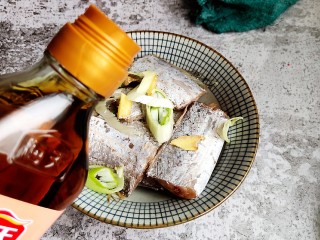 1、茄汁带鱼(罐头),带鱼洗净剁成块,放入大碗,中加入大葱,生姜和料酒。