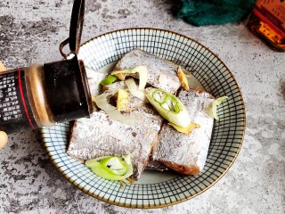 3、茄汁带鱼(罐头),加适量花椒粉。