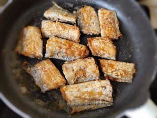 9、茄汁带鱼(罐头),一直煎到两面焦黄即可关火出锅