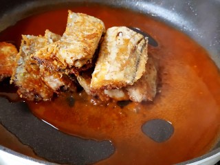 12、茄汁带鱼(罐头),调匀煮开之后加入煎好后的带鱼