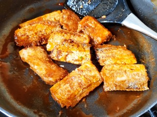 13、茄汁带鱼(罐头),均匀裹满茄汁即可