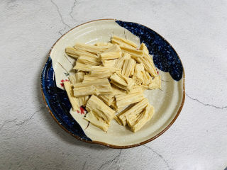 1、青椒炒腐竹,腐竹提前泡软，切成寸段