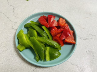 2、青椒炒腐竹,青椒、红椒洗净切小片
