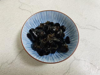 3、青椒炒腐竹,黑木耳提前泡发洗净