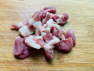 4、青椒炒腐竹,肥瘦相间的猪肉