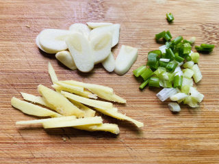 5、青椒炒腐竹,姜、葱、蒜