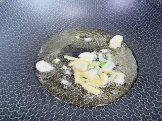 6、青椒炒腐竹,起油锅放入姜葱蒜爆香