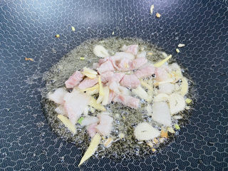 7、青椒炒腐竹,放入肥瘦相间的猪肉翻炒至变色