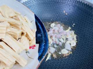 8、青椒炒腐竹,倒入腐竹
