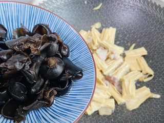 9、青椒炒腐竹,倒入黑木耳翻炒片刻