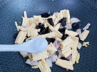 10、青椒炒腐竹,根据个人口味加入适量盐