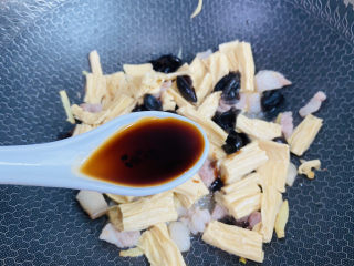 12、青椒炒腐竹,生抽