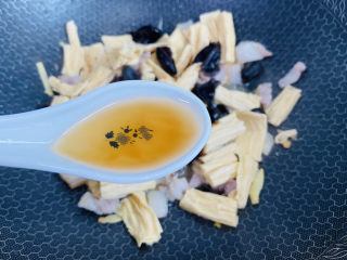 13、青椒炒腐竹,料酒翻炒均匀