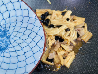 14、青椒炒腐竹,加入适量热水焖煮十分钟