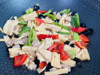 16、青椒炒腐竹,翻炒至断生