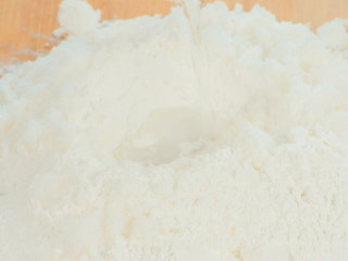 2、玫瑰云片糕,倒入水。