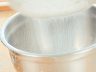 4、玫瑰云片糕,粉过筛。