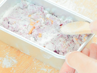 9、玫瑰云片糕,压实。尽量的压实，压紧。