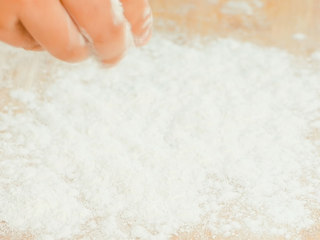 15、玫瑰云片糕,案板上，洒一层熟糯米粉。