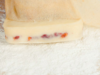 16、玫瑰云片糕,蒸好的糕，放在熟糯米粉上。