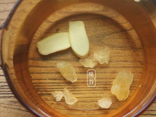 7、鸡蛋花糖水,新装一锅清水，放入姜片和适量冰糖；