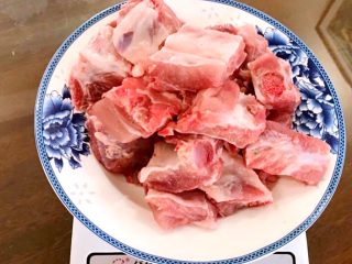 1、高压锅版～莲藕胡萝卜炖排骨,排骨洗净