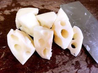 3、高压锅版～莲藕胡萝卜炖排骨,莲藕去皮切去两头，对切后取半个切滚刀状