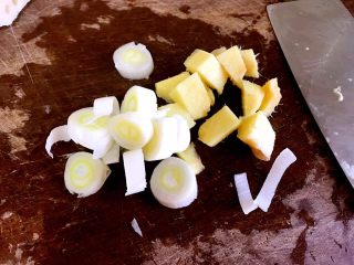 4、高压锅版～莲藕胡萝卜炖排骨,葱姜洗净切块