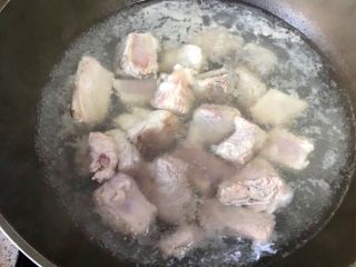 5、高压锅版～莲藕胡萝卜炖排骨,锅里放入适量水烧开，放入洗净的排骨焯水