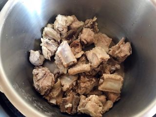 6、高压锅版～莲藕胡萝卜炖排骨,焯水好的排骨放入高压锅