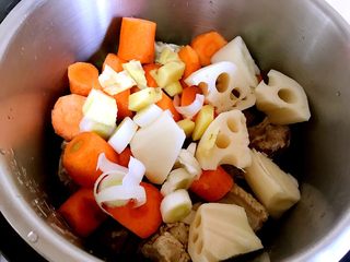 7、高压锅版～莲藕胡萝卜炖排骨,再放入切好的胡萝卜莲藕葱姜